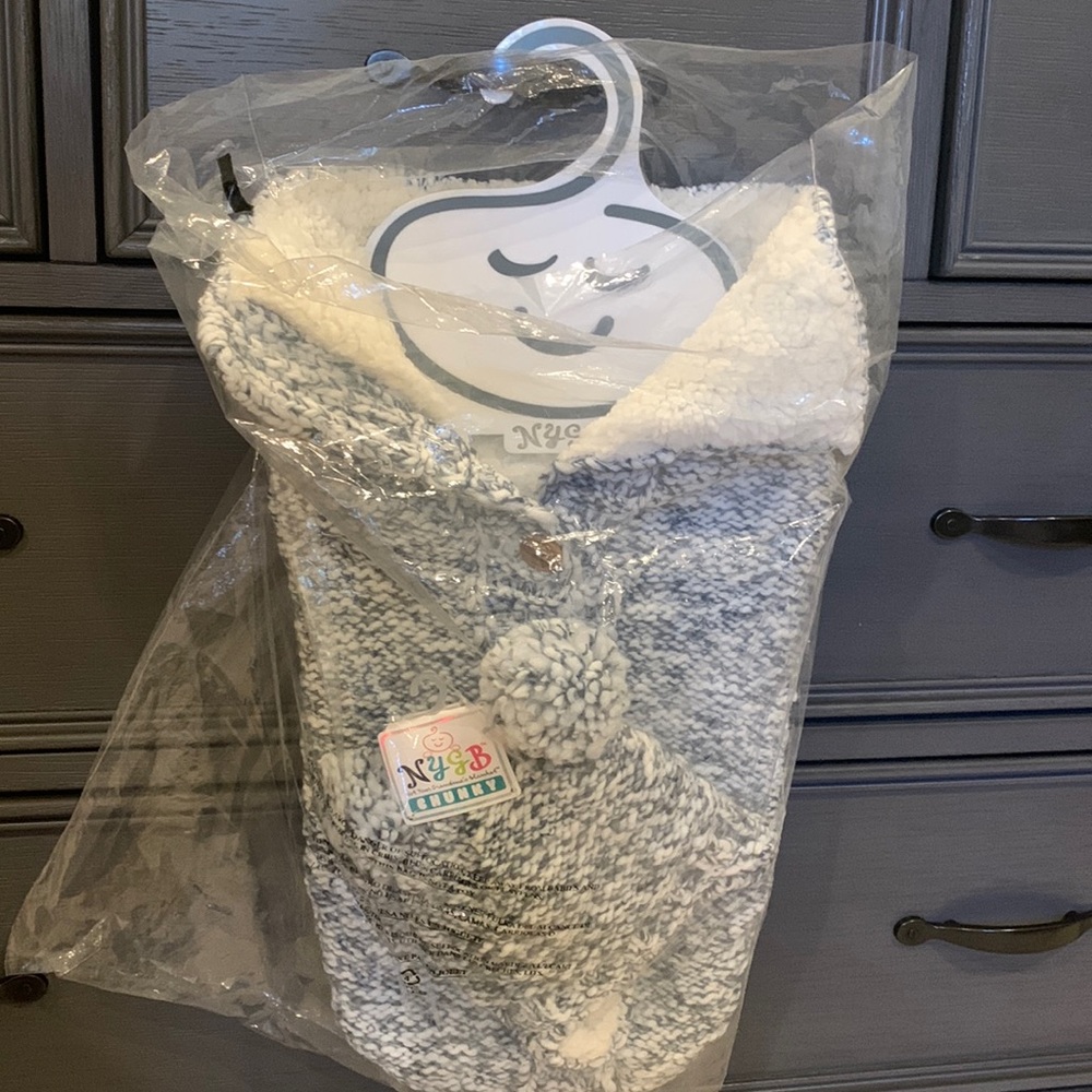 NYGB 2-Piece Sherpa Lined Chunky Knit Hat and Snuggle Sack in Heathered Gray